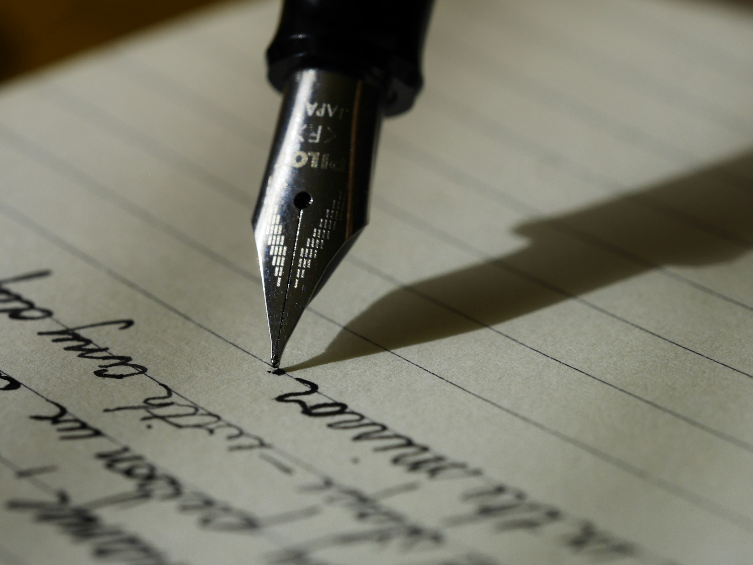 用 Claude Code Skill Creator 打造技術部落格寫作 Skill — Photo by Aaron Burden on Unsplash