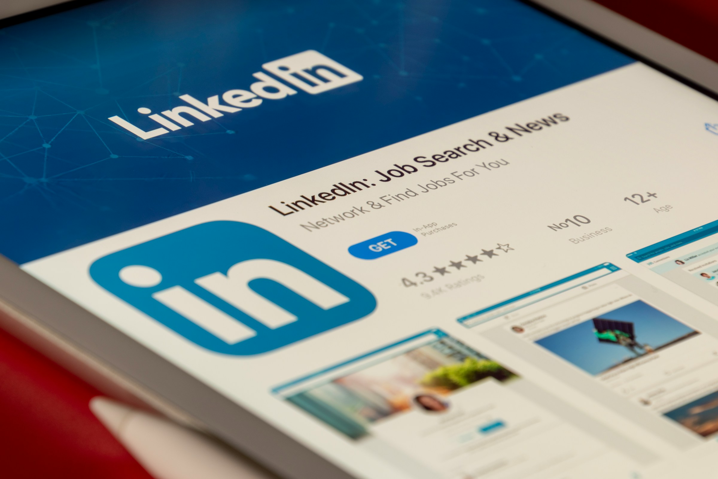 LinkedIn 經營入門心得：從一場分享會學到的能見度提升策略 — Photo by Souvik Banerjee on Unsplash