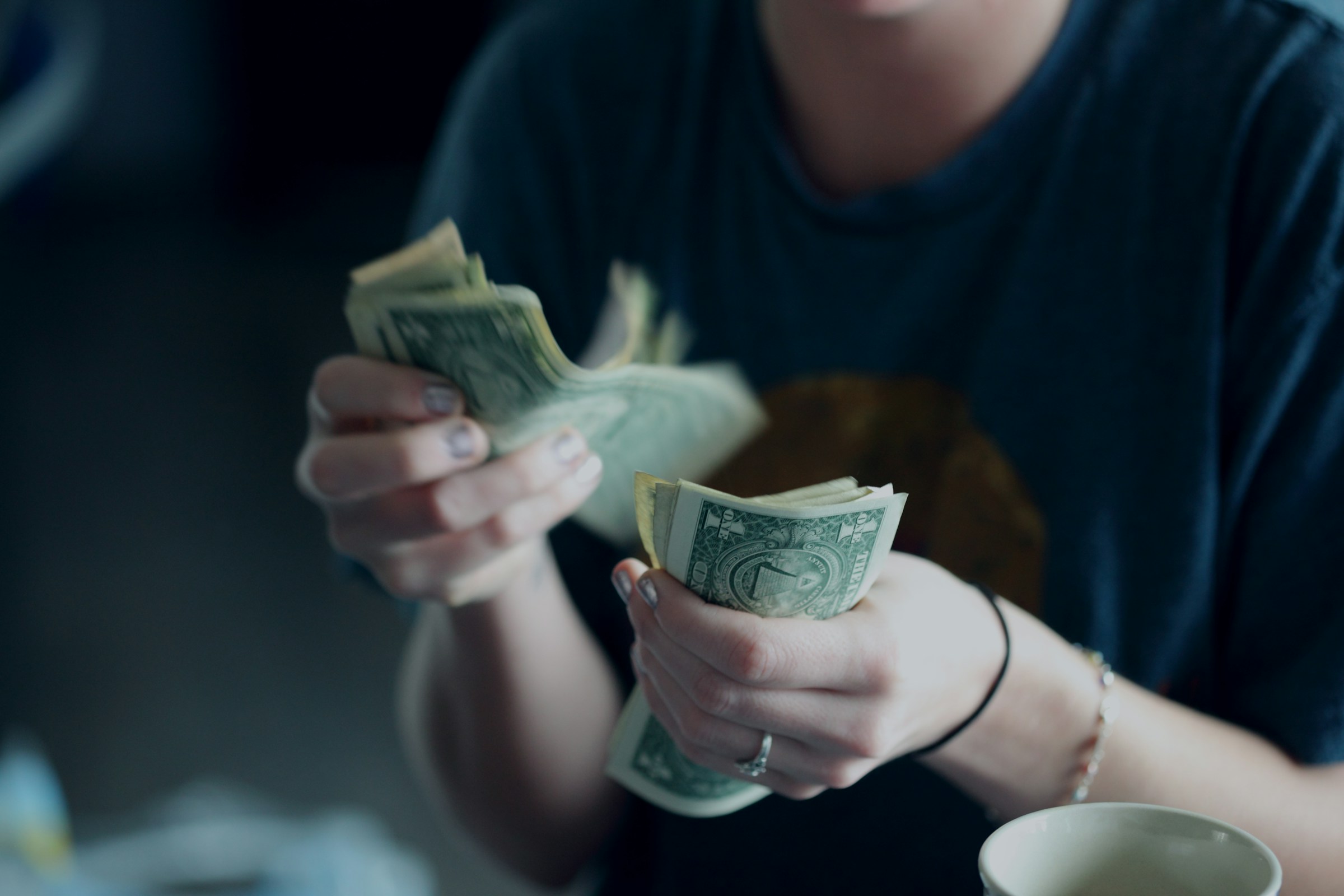 值得付錢的痛點 | 從替代方案判斷誰真的會掏錢 — Photo by Alexander Grey on Unsplash